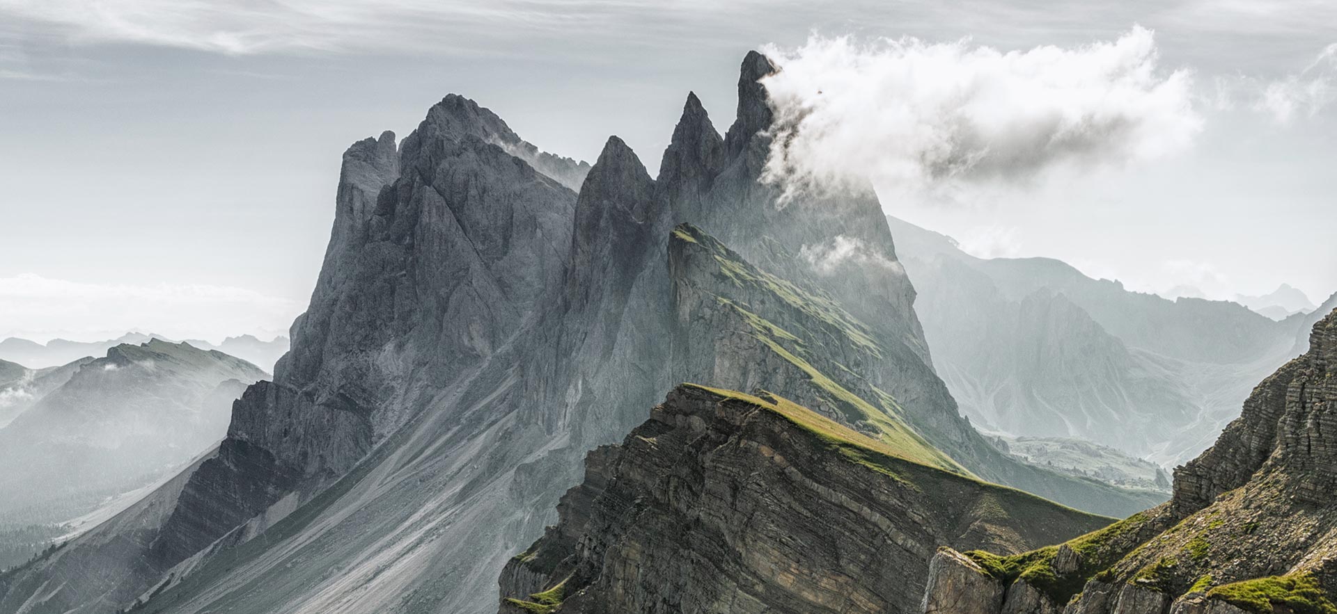 La cresta del Seceda con il gruppo delle Odle alle spalle